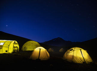 Turismo aventura en un campamento base en el Llullaillaco